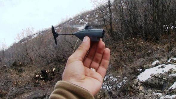 <p>TSK'nın, terör operasyonlarında kısa bir süre önce kullanmaya başladığı, dünyada sayılı ordu tarafından kullanılan ve "Black hornet" adı verilen "Eşek arısı" drone, dedektör köpekler ve helikopter drone'lar ile birlikte teröristlerin kabusu haline geldi.</p>
<p> </p>