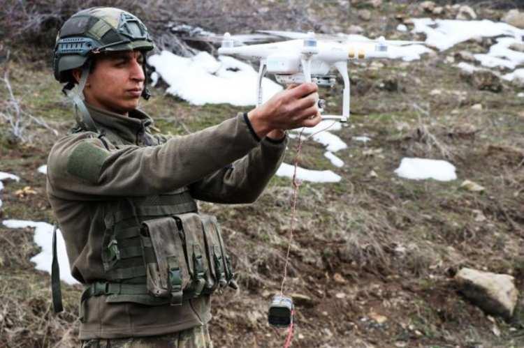 <p>METİ timleri, üzerinde kamerası bulunan ve sessiz bir şekilde uçan "Eşek arısı" ve dedektör köpeklerle buldukları el yapımı patlayıcıları, helikopter drone'a taktıkları aparatla üzerlerine fünye bırakarak, yaklaşmadan imha ediyor. Bu sayede olası can kayıplarının önüne geçilirken, teröristlerin hain planları da bozuluyor.</p>
<p> </p>