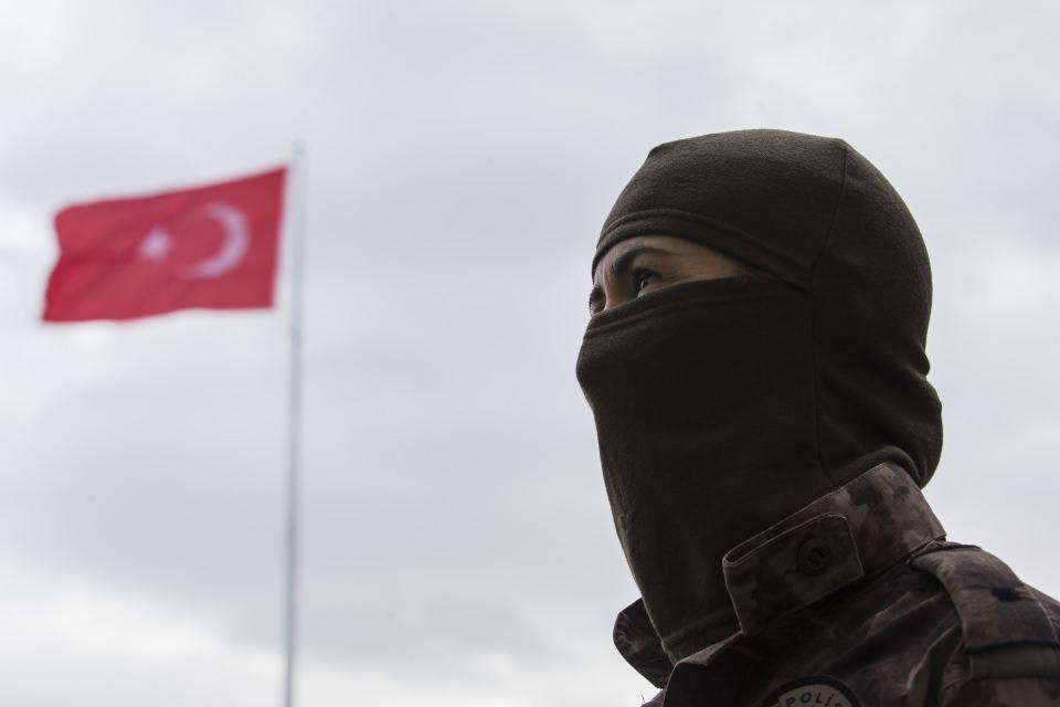 <p>Aldıkları zorlu eğitimlerin ardından gösterdikleri başarılarla Türk Polis Teşkilatının gururu olan kadın özel harekatçılar, erkek meslektaşları ile omuz omuza, büyük bir özveriyle mücadele ediyor.</p>
<p> </p>
