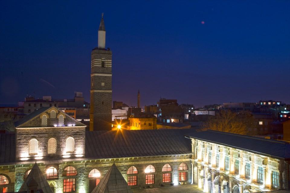 <p>Tarihi surları ve Hevsel Bahçeleri ile UNESCO Dünya Kültür Mirası Listesi'nde yer alan, farklı medeniyetler ve dönemlere ait cami, kilise, kale, han, ev, çarşı ve köprü olmak üzere 612 kültür varlığı bulunan Sur'da operasyonlarla sıkıştırılan PKK'lı teröristler, tarihi dokuya da zarar verdi.</p>
<p> </p>