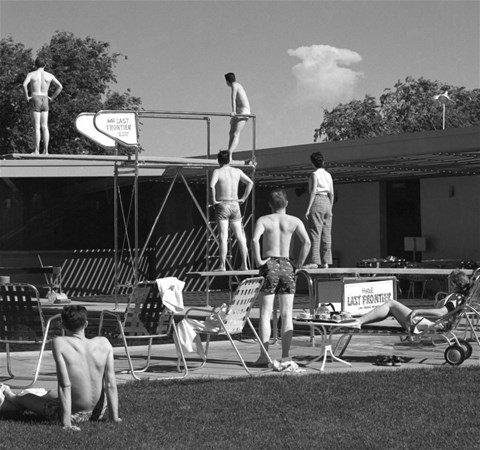 <p>Nükleer silah denemesini ön sıralardan takip eden Las Vegaslı bir grup turist, 1953. </p>

<p> </p>
