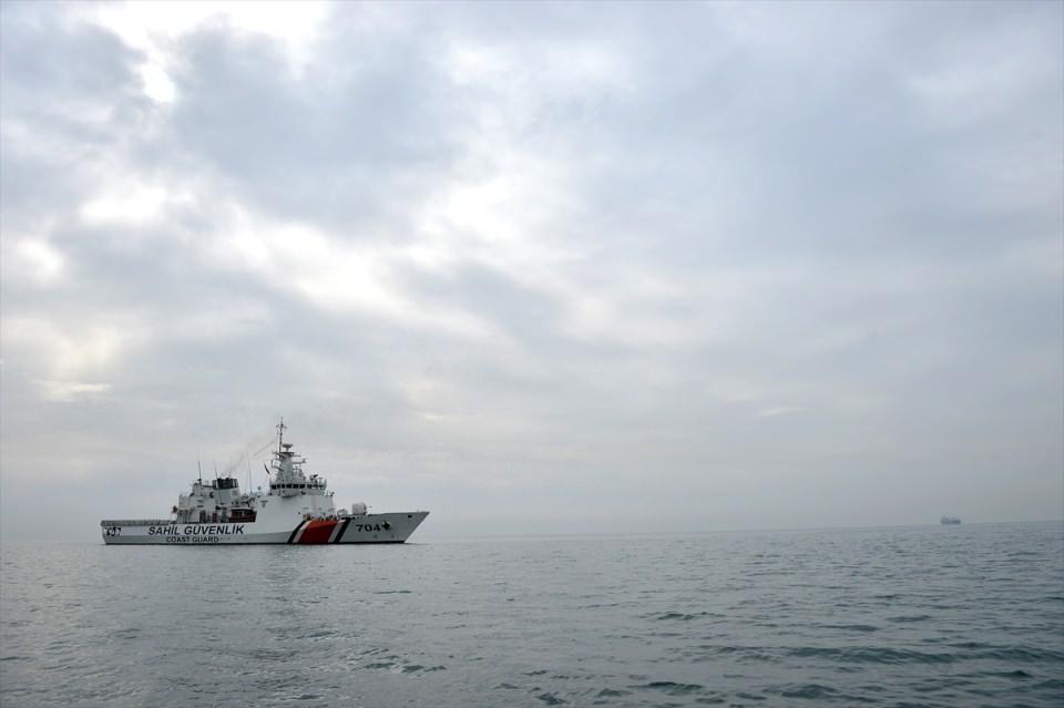 <p> Doğu Akdeniz'de önemli arama kurtarma faaliyetlerinde bulunan "TCSG Yaşam" gemisinde mesai saati gözetmeksizin çalışan Sahil Güvenlik Akdeniz Bölge Komutanlığının 26 yaşındaki subayı Tuğçe Öğülener, mavi suların yüzlerce mil ortasındaki gemide "kadın titizliğiyle" görevlere katkı sağlarken, hemcinslerine de örnek olmaya çalışıyor.</p>