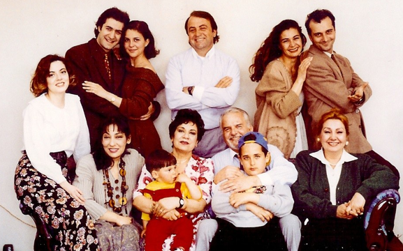 <p><strong>Ferhunde Hanımlar</strong></p>
<p>Günlük olarak yayınlanan dizi 1993-1999 yılları ilk önce TRT’de daha sonra özel bir televizyon kanalında yayınlandı. Bir kadının, kızları, damatları, eşi ve yakın arkadaşı etrafından şekillenen dizi sevilerek izlenen diziler arasındadır.</p>