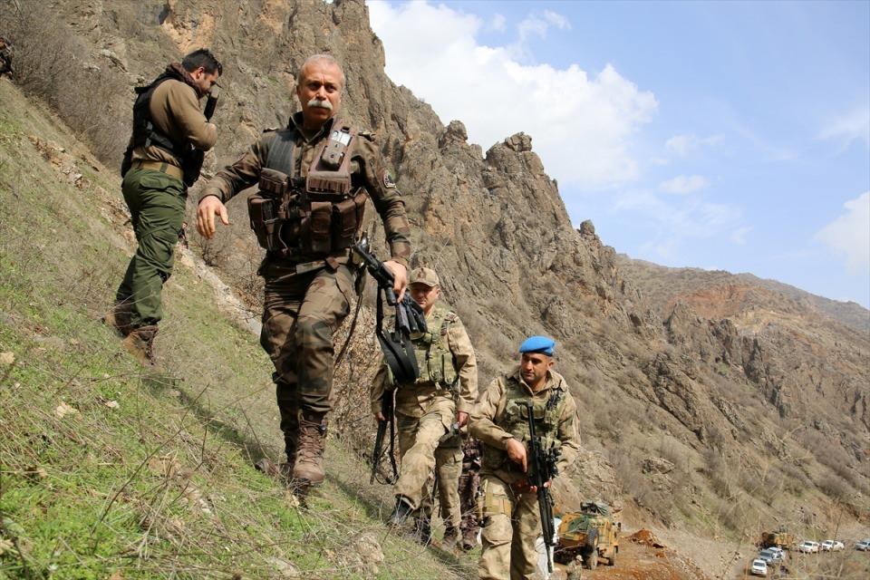 <p><strong>Jandarma Komutanı ve Emniyet Müdüründen moral</strong></p>
<p>İl Jandarma Komutanı Tuğgeneral Ferdi Korkmaz ve Emniyet Müdürü Süleyman Suvat Dilberoğlu da operasyona katılarak polis ve askerlerle araziye çıktı.</p>