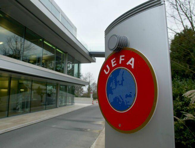 <p><strong>GALATASARAY'A UEFA KEFİL OLDU</strong></p>

<p>Galatasaray'ı, UEFA savundu! Sarı kırmızılıların kilitlendiği İsviçre'deki zirvede müjde niteliğinde sürpriz bir gelişme yaşandı.</p>
