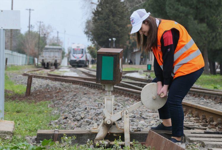 <p><strong>Sabah saat 05.00'te bayrağı alarak karşıladığı treni istasyona aldığını ifade eden Kaya, şöyle konuştu:</strong></p>

<p>"Trenler için bekleme noktalarımız var, 15 dakika öncesinden gidip treni bekliyoruz. Treni karşılayıp istasyona alıyoruz. Bir kadın olarak tabii ki zorlanıyorum, bazı zorlukları var ama çalışan arkadaşlarımızın da desteğiyle bu zorlukların üstesinden geliyorum. Tren istasyona girip de yolcuları karşılarken bu işi yaptığımı görenler şaşkınlıkla bakıyor çünkü genelde erkekler çalışıyor bu işte."</p>
