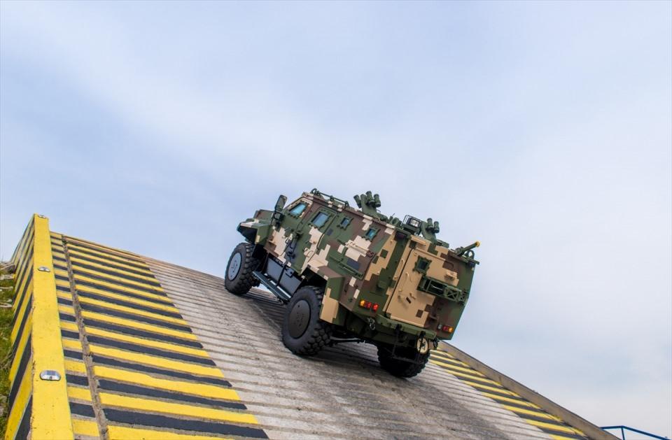 <p><strong> Daha fazla firma, güçlü iş birliği </strong></p>
<p>DIMDEX, Türk savunma sanayisi firmalarına tanıtım, iş birliği ve pazar yaratma konularında fırsatlar sunuyor.</p>
<p>Türkiye, 2010'dan bu yana fuara 4 kez "milli katılım" sağladı. Son olarak 2016'da 24 firma ve bin 295 metrekarelik milli alanla fuara katılım gösterildi.</p>