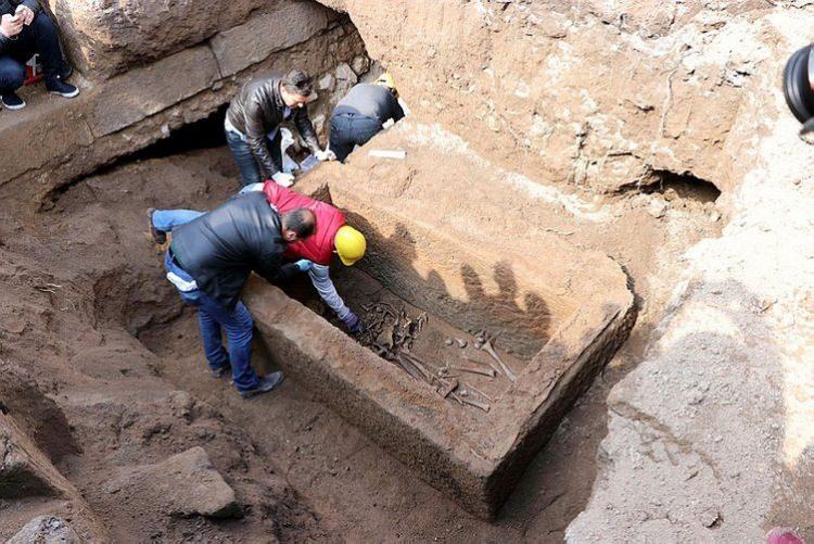 <p>Vali Kam&ccedil;ı, &ccedil;evrede var olduğu tahmin edilen diğer eserlerin, l&uuml;ks binaların altında olması durumunda, bina zeminlerine zarar vermeden arama yapılacağını da s&ouml;zlerine ekledi.Vali Kam&ccedil;ı, &ccedil;evrede var olduğu tahmin edilen diğer eserlerin, l&uuml;ks binaların altında olması durumunda, bina zeminlerine zarar vermeden arama yapılacağını da s&ouml;zlerine ekledi.</p>

<p>&nbsp;</p>
