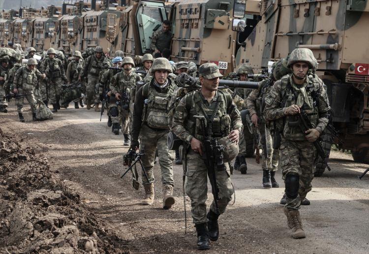 <p>Suriye sınırında konuşlu birliklere takviye amaçlı gönderilen komando birlikleri Hatay'a geld Hudutlar ile bölgede güvenlik ve istikrarı sağlamak, Afrin'de YPG/PKK-DEAŞ mensuplarını etkisiz hale getirmek, halkı terör örgütü üyelerinin baskı ve zulmünden kurtarmak amacıyla TSK tarafından 20 Ocak'ta başlatılan Zeytin Dalı Harekatı devam ediyor. </p>