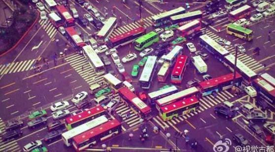 <p>Trafikteki herkesin yol vermemekte ısrar ettiği o an. </p>
<p> </p>