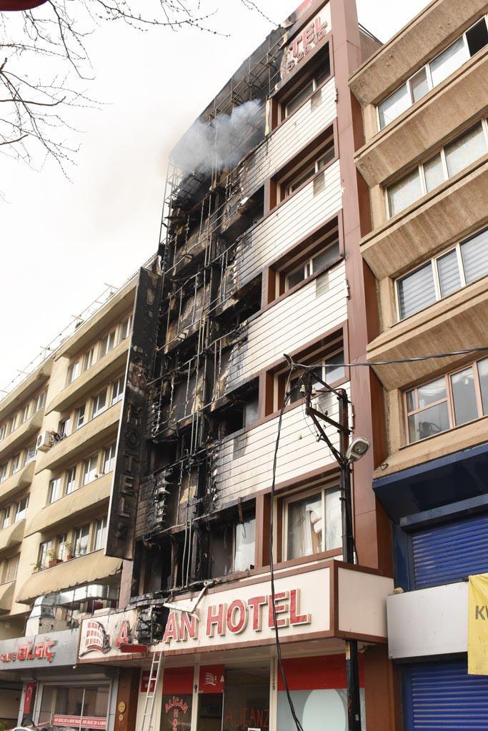 <p>İzmir'in Konak ilçesi Basmane semtinde bulunan bir otelde yangın çıktı. Otelde kalanlar pencerelerden park halindeki otomobillerin üzerine atlayarak kurtulmaya çalıştı. Olay yerine çok sayıda itfaiye ve kurtarma ekibi sevk edildi.</p>

