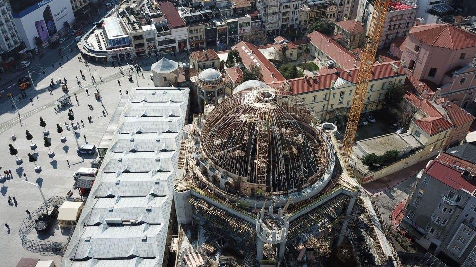 <p>Taksim Meydanı'nda bir yıl önce temeli atılan camide kaba inşaatın yüzde 80'i tamamlandı. Kubbe üzerinde yer alan pencereler ortaya çıkarken, kaba inşaatın tamamlanmasının ardından binanın iç yapısına geçilecek. Caminin bu yıl ibadete açılması planlanıyor.</p>

<p> </p>
