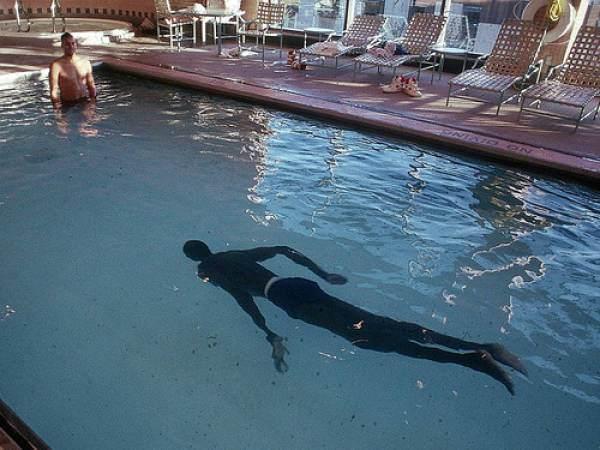 <p>NBA oyuncusu Manute Bol havuzda. </p>

<p> </p>
