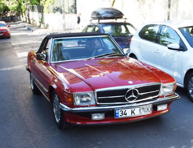 <p><strong>Cem Yılmaz</strong></p>
<p>Mercedes SL R107 150 bin TL</p>