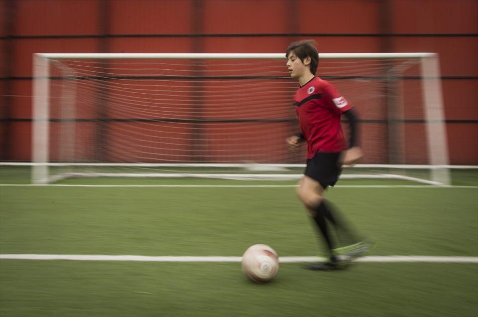 <p>Karşılaşma sırasında kendisini futbolcuların yerine koyduğunu, saha içinde olduğunu hayal ettiğini "Penaltıyı ben kullansaydım gol yapardım." dediğini dile getiren Arda, maçın ardından 4 futbolcudan forma istediğini ancak başarılı olamadığını ifade etti.</p>

<p> </p>
