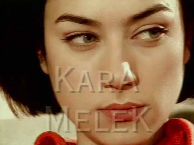 <p><strong>Kara Melek</strong></p>

<p>Yayınlandığı 1997 yılından itibaren yüksek reytinglerle 4 sezon devam eden Kara Melek dizisi, Yasemin isimli kadının entrikaları etrafında şekillendi. Kara Melek dizisini dönemin diğer dizilerinden ayıran en önemli özelliği ise, kötü karakteri hikâyenin merkezine yerleştirilmesi olmuştur.</p>
