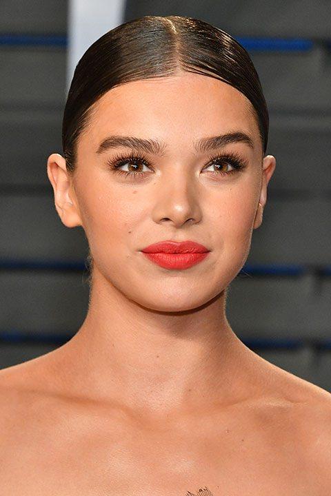 <p>Hafif sürülmüş allıklar, buğulu göz makyajları ve tane tane ayrılmış kirpikler 2018 modası olan natural makyajın ta kendisi..</p>
<p><strong>Hailee Steinfeld</strong></p>
