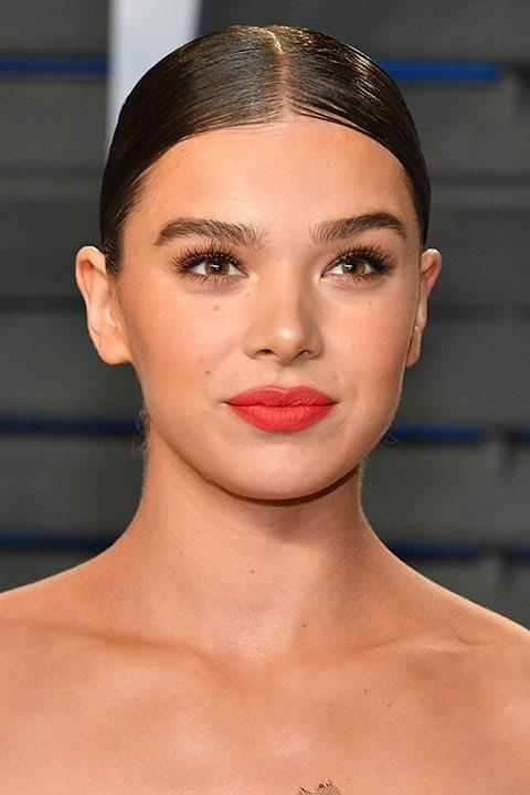 <p>Hafif sürülmüş allıklar, buğulu göz makyajları ve tane tane ayrılmış kirpikler 2018 modası olan natural makyajın ta kendisi..</p>

<p><strong>Hailee Steinfeld</strong></p>
