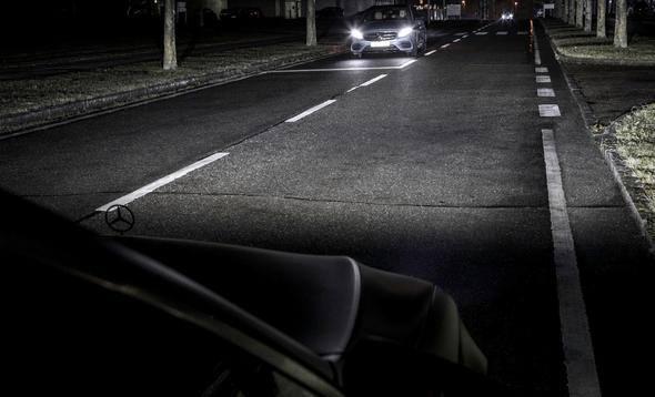 <p>HD kalitesinde aydınlatma sunan farlarda 1 milyondan fazla piksel bulunuyor ve sistem otomobilin önünün ne kadar aydınlatılacağını kontrol edilebiliyor.</p>
