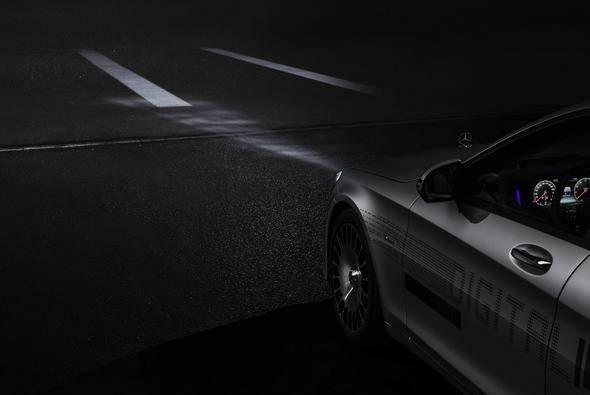 <p>Mercedes’in akıllı far teknolojisinin bir diğer özelliği ise sürüş ve yol bilgilerini yol üzerine yansıtabilmesi.</p>