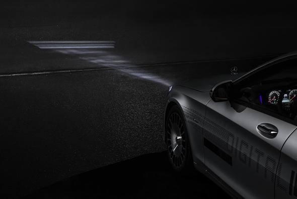 <p>Mercedes&rsquo;in teknolojiyi geliştirmesi ile birlikte &ouml;n&uuml;m&uuml;zdeki yıllarda tanıtılacak modellerde Digital Light teknolojisine yeni semboller eklemesi muhtemel.</p>
