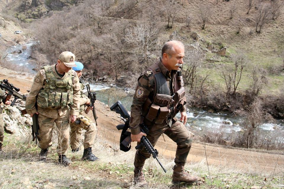 <p>Terör örgütü PKK'ya yönelik yurt içi ve dışında operasyonlarını hız kesmeden sürdüren güvenlik güçleri, vatandaşların huzur ve güvenliği için çalışmalarına devam ediyor. </p>
<p> </p>