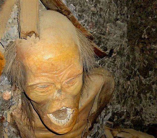 <p>2300 yıl önce bir tuz madeninde çalışırken ölen kölenin cesedi.</p>
<p> </p>