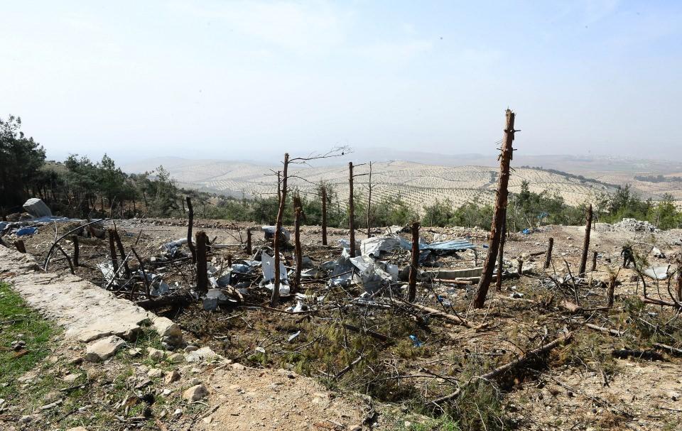 <p>Komandolar tarafından aranan ve labirenti andıran yer altı sığınağında &ccedil;ok sayıda yaşam malzemesi bulundu. Savaş u&ccedil;akları ve top atışlarıyla yerle bir edilen ter&ouml;r kampındaki beton kuleler, barınma alanları, siperler ve t&uuml;neller dikkati &ccedil;ekti</p>
