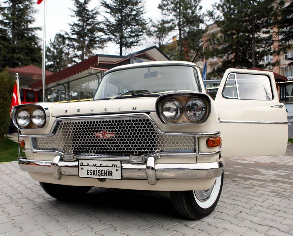 <p> Eskişehir'de kurulu Türkiye Lokomotif ve Motor Sanayii AŞ'de (TÜLOMSAŞ) sergilenen Türkiye'nin ilk yerli otomobili Devrim, 57 yıllık süreçte ilk kez kapsamlı bakımdan geçirildi.</p>

