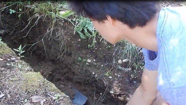 <p>Youtube'da kanalı olan Winston Hackett adındaki bir genç, evlerinin bahçesine kilden fırın yaptı.</p>

<p> </p>
