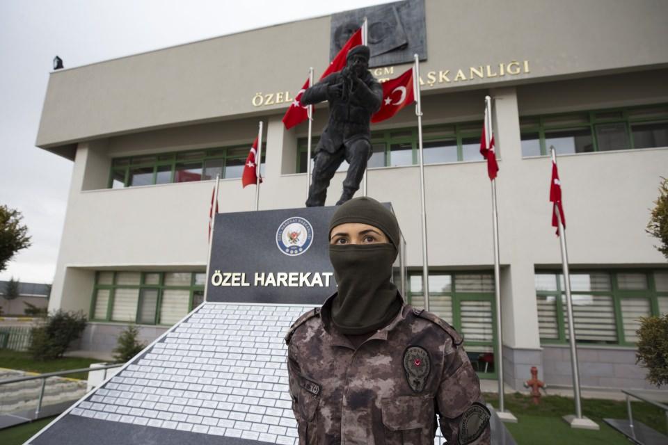 <p><strong> "Bu üniformayı giymekten büyük gurur duyuyoruz"</strong></p>

<p>Komiser yardımcısı K.D, Emniyet Genel Müdürlüğünün en etkin silahlı müdahale birimi olan polis özel harekatın, vatan, millet ve bayrak sevgisi için her şeyden vazgeçebilen gönüllü, disiplinli ve soğukkanlı bireylerden oluştuğuna dikkat çekerek "Bizler burada, kadın-erkek, omuz omuza, sırt sırta, kardeşlik bağları içerisinde görev yapıyoruz. Çok güçlü ve büyük bir aileyiz. Büyük özveriyle, kararlılıkla görev başındayız. Bu birimde olmaktan ve bu üniformayı giymekten büyük gurur duyuyoruz." diye konuştu.</p>
