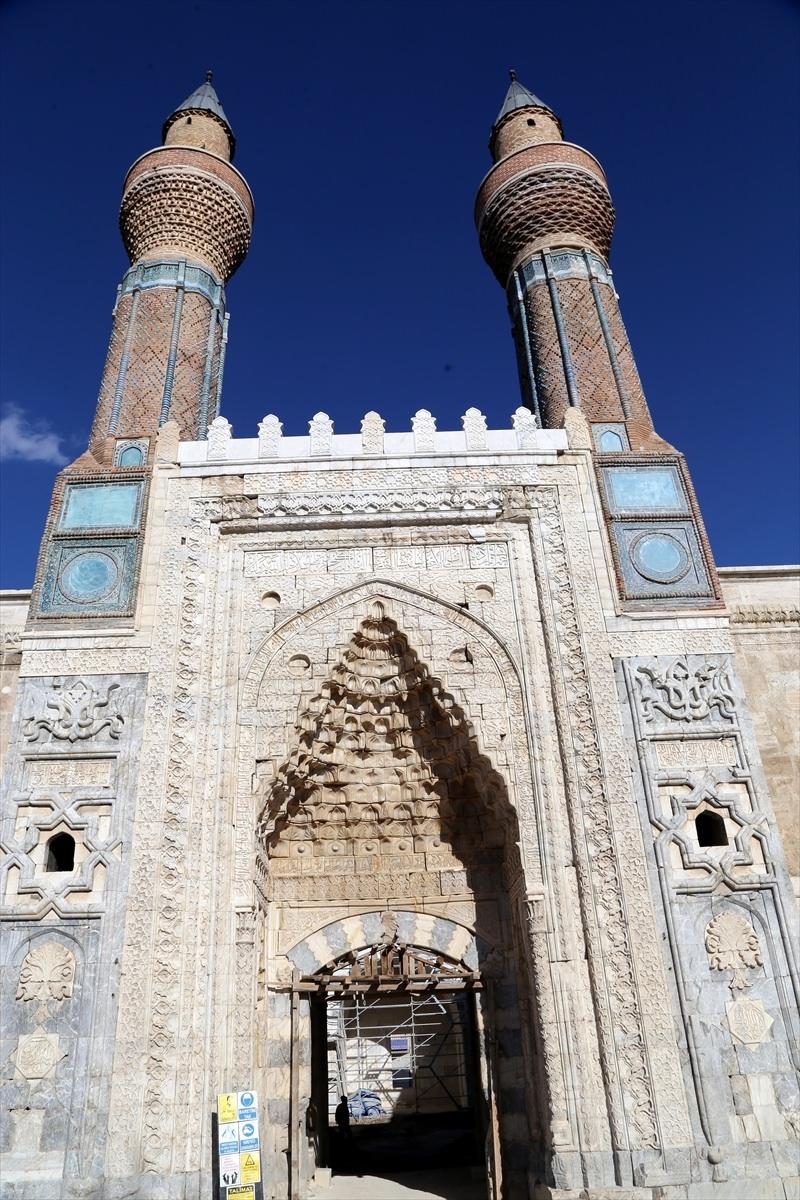 <p>Vali Davut Gül, Gökmedrese'de restorasyon çalışmalarının tamamlanmasının ardından çevre düzenleme çalışmalarının yapılacağını da ifade etti. </p>

<p> </p>
