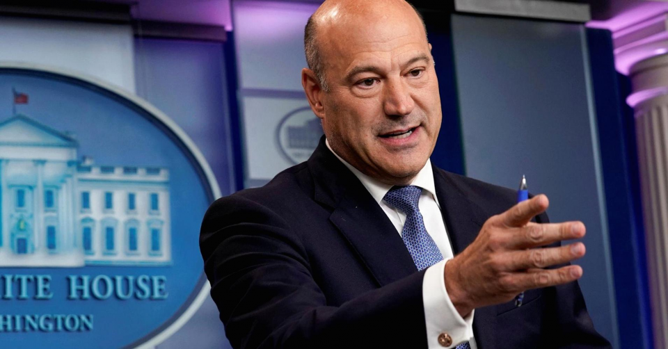 <p><span style="color:#FFD700"><strong>GARYCOHN</strong></span><br />
<span style="color:#FFFFFF">Trump'ın başekonomi danışmanı</span></p>
<p><span style="color:#FFD700"><strong>6 MART 2018</strong></span><br />
Gümrük vergileri konusunda Başkan Trump ile düştüğü görüş ayrılıkları sonucu istifa etti. İstifası kamuoyunda tartışmaları alevlendirdi.</p>