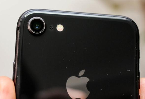 <p><strong>5- iPhone 8 </strong><br />
<br />
4.7 inç'lik bir ekran deneyimi sunan iPhone 8, Apple A11 Bionic işlemciden besleniyor. Arka kısmında 12 MP kameranın yer aldığı telefonun ön kamerası ise 7 MP.</p>
