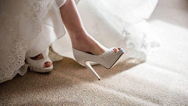 <p>Düğün gününün en önemli detaylarından biri gelin ayakkabısı seçimidir. Gelinliğiniz ile uyumlu ve şık olmasına özen gösterirken rahat olması da önemli noktalardan biridir. Sizler için 2019'in en şık ve rahat gelin ayakkabılarını araştırdık. <strong>İşte 2018'in en güzel gelin ayakkabıları ve fiyatları...</strong></p>
