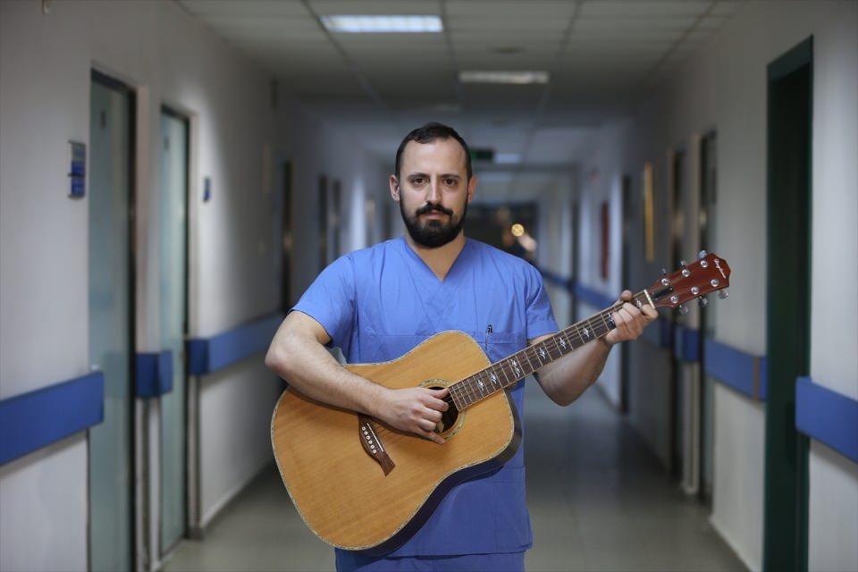 <p>Tıp fakültesinde kurdukları gruplarla günün yorgunluğunu attıklarını ifade eden Taner, "Bazen kendi aramızda çalıp bazen de küçük mekanlarda sahne aldık. Genel olarak müzik dinlemeyi ameliyathanede bile seviyoruz. O stresli ortamı rahatlatıyor, bize ritim kazandırıyor. Eve gidince de günün yorgunluğunu gitar çalarak atıyorum. Bazen arkadaşlarla bir araya gelip müzik aletleri çalarak eğleniyoruz." dedi.</p>
<p> </p>