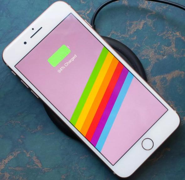<p><strong>3- iPhone 8 Plus </strong><br />
<br />
2675 mAh bataryadan güç alan iPhone 8 Plus'da Apple, 5.5 inç'lik bir ekrana yer vermiş. Kablosuz ve hızlı şarj desteğinin olduğu cihaz, 12 MP çift arka kameraya sahip. Ön kamera ise 7 MP.</p>
