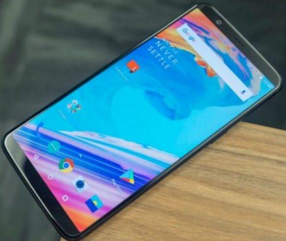 <p>Snapdragon 835 işlemciden beslenen telefon, 6 GB RAM / 64 GB ve 8 GB RAM / 128 GB olmak üzere iki farklı depolama alanına sahip.</p>
<p> </p>