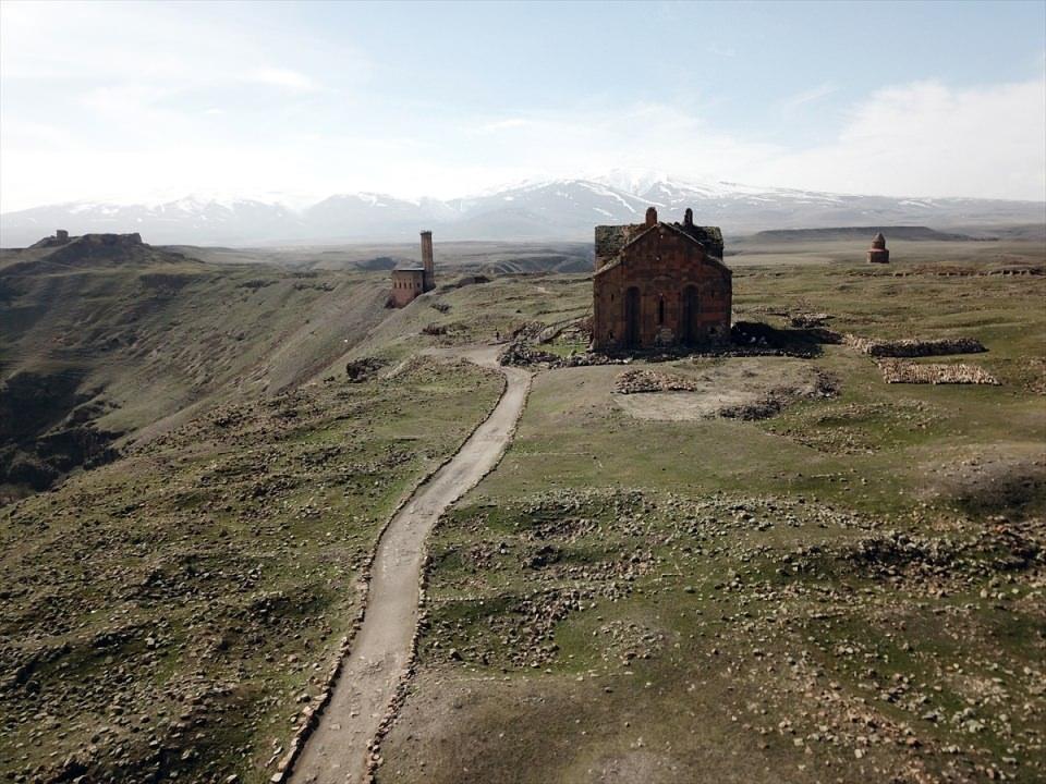 <p>Ani'nin UNESCO Dünya Mirası Listesi'ne girmesiyle ilginin daha da arttığını vurgulayan Alp, "Ani Örenyeri'nin özelliği ve örenyeri içinde bulunan taşınmaz kültür varlıklarının, mimari yapılarının korunması ve gelecek kuşaklara aktarılması için çok ciddi çalışmalar yapılıyor. </p>

<p> </p>
