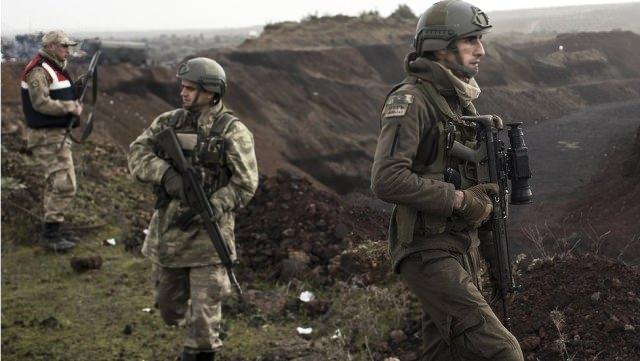 <p>Bu noktada taktik ortaklıkların stratejik hedeflere hizmet etmesinin zemini sürekli olarak aranmalı, gerektiğin-de kuvvet-mekân-zaman arasındaki optimizasyon sağlandıktan sonra fiili durum yaratılmalıdır.</p>

