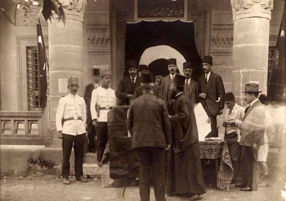 <p>Salt Online, 1920'li ve 30'lu yılları arasında İstanbul'da çekilmiş tarihi fotoğrafları derledi. Bazıları savaş yıllarında bazıları ise hemen sonrasında çekilen onlarca fotoğraf İstanbul'un yıllar içinde yaşadığı dönüşümü ortaya koyuyor. (Türkiye'de seçimler)</p>

<p> </p>
