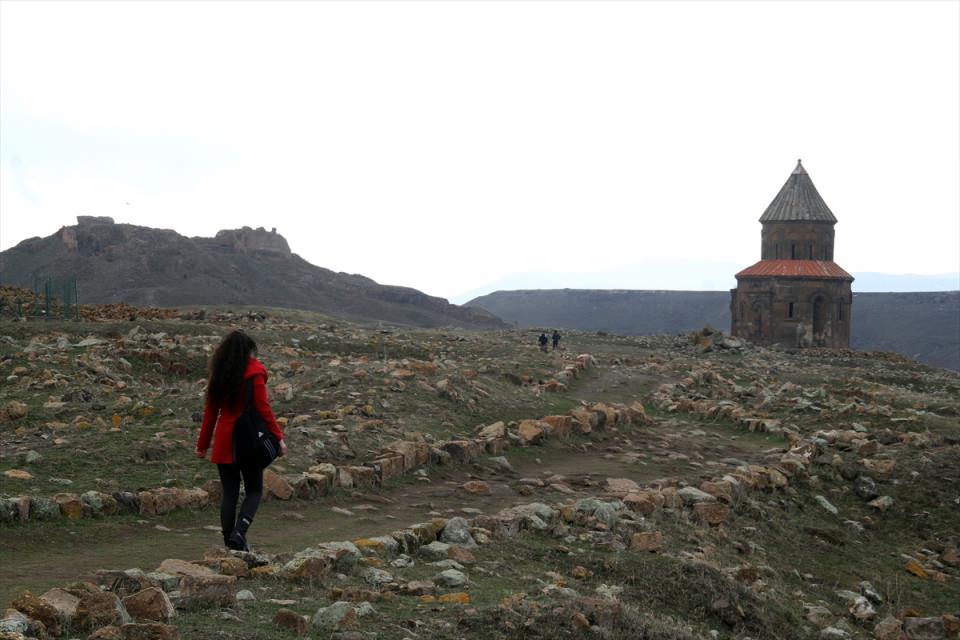 <p>İstanbul'dan gelen Pelin Şen ise Ani Örenyeri’ni sosyal medyadan gördüklerinden çok daha güzel olduğuna işaret ederek, "Türkiye'de böyle gezilmesi ve görülmesi gereken güzel yerler var Kars da bunlardan biriydi. Ani'de görülecek çok fazla yer var." değerlendirmesinde bulundu.</p>
<p> </p>