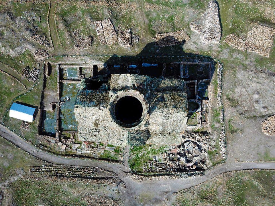<p>Alp, Kars Valisi Rahmi Doğan'ın gayretleriyle Kars'ta yoğun bir turist hareketliliğinin olduğuna değinerek, "Ani Örenyeri'ni ziyaret eden ziyaretçi sayılarımızda çok ciddi artışlar oldu. </p>

<p> </p>
