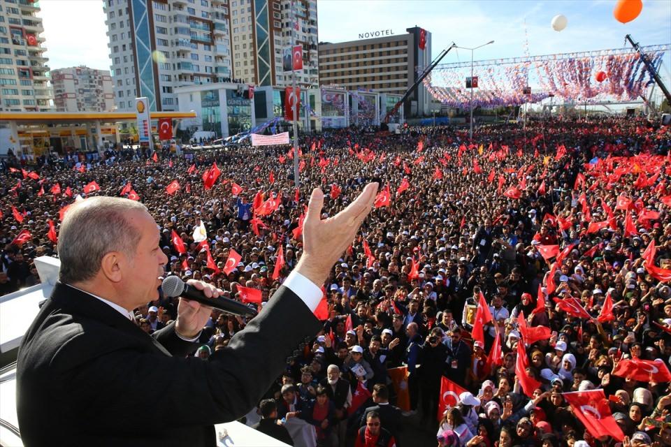 <p>Cumhurbaşkanı ve AK Parti Genel Başkanı Recep Tayyip Erdoğan, partisinin Diyarbakır 6. Olağan İl Kongresi öncesi vatandaşlara hitap etti.</p>

<p> </p>
