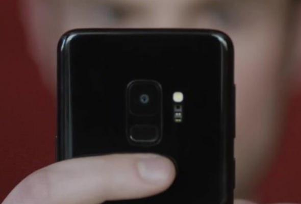 <p><strong>2- Samsung Galaxy S9 </strong><br />
<br />
İlerleyen günlerde 5 bin TL fiyat etiketiyle Türkiye'ye gelecek olan ve 5.8 inç'lik bir ekran tasarımına sahip olan Galaxy S9, 3000 mAh bataryadan besleniyor. 12 MP arka kamera ve 8 MP ön kameranın yer aldığı telefon, hızlı ve kablosuz şarj desteği de sunuyor.</p>
