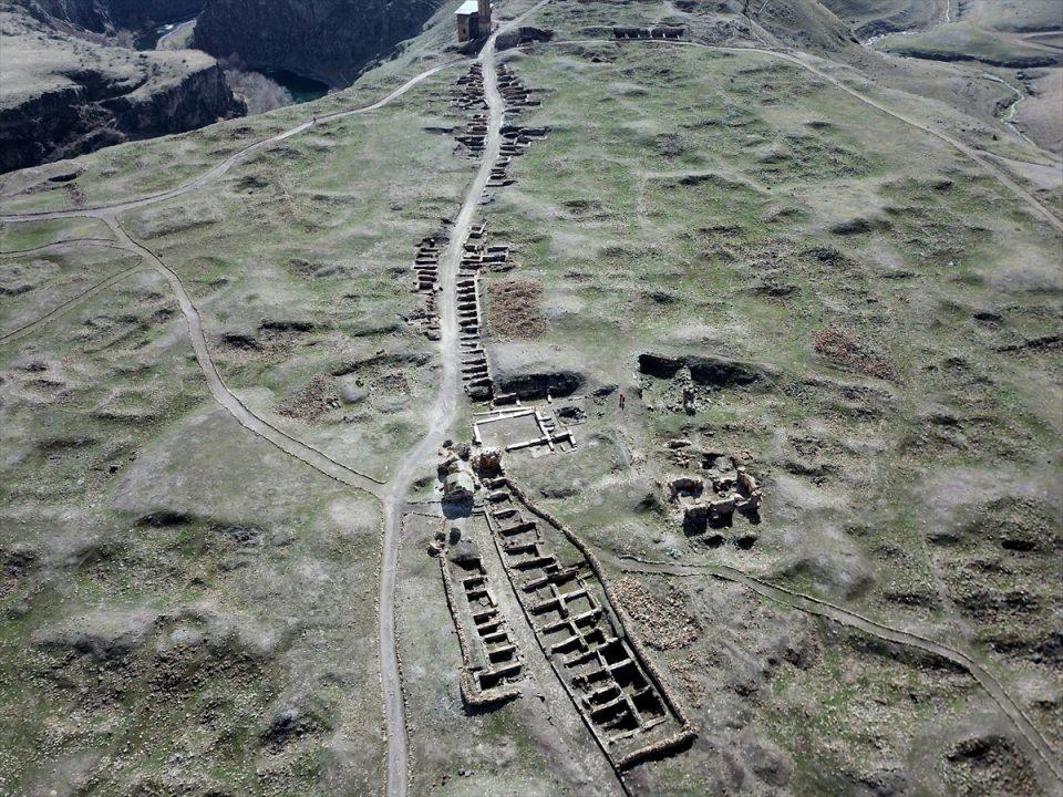 <p>Türkiye-Ermenistan sınırında yer alan, Kars'ın Arpaçay ilçesi yakınında bulunan Ani Örenyeri, 961-1045 yılları arasında Pakraduni Hanedanlığı döneminde Ermeni hükümdarlarına başkentlik yaptı. </p>

<p> </p>
