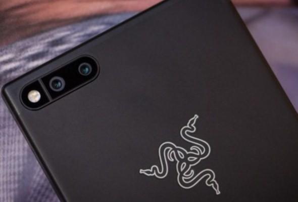 <p><strong>11- Razer Phone </strong><br />
<br />
5.72 inç'lik bir ekranıyla oyunculara hitap eden Razer Phone, 4000 mAh bataryadan güç alıyor. Arka kısmına 12 MP'lik çift arka kameranın konumlandırıldığı telefonun ön kamerası ise 8 MP.</p>
