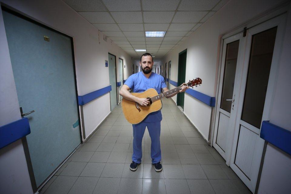 <p><strong>"Stresli ortamı rahatlatıyor, bize ritim kazandırıyor"</strong></p>
<p>Doktorlardan Temmuz Taner de gitar çalmaya lisede başladığını anlattı.</p>