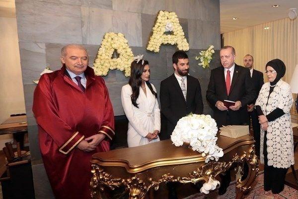 <p>Nikah sonrası çifti ilk kutlayan Cumhurbaşkanı Recep Tayyip Erdoğan oldu. Erdoğan, "Güçlü toplumlar güçlü nesillerden oluşur. Sizden üç çocuk istiyorum. Artık evlendin, daha disiplinli ve daha düzenli bir hayatın olacak. Daha başarılı olacağına inanıyorum" dedi. </p>
