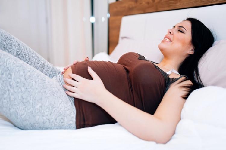 <p>- Hamileliğin son dönemlerine doğru anne adaylarında bel, kalça ve sırt ağrıları artış gösterir. Sebebi ise hormon düzeylerinin giderek artması ve bağ dokularının gevşemesidir.</p>
